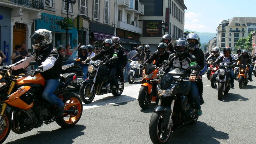 Motards dans Lourdes