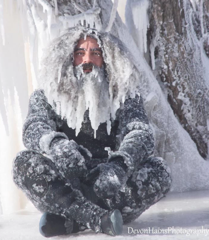 Chalet La Source Cauterets Personnage gelé