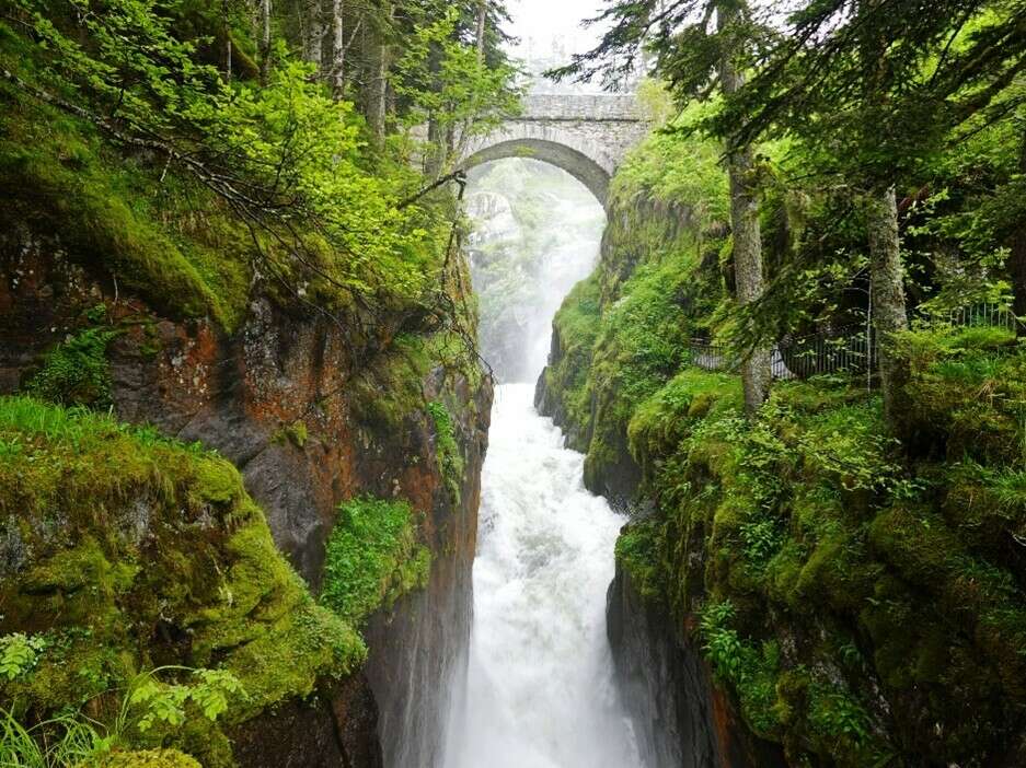 Grandiose and intimate at the same time, the Pont des Espagne, this little Canada
