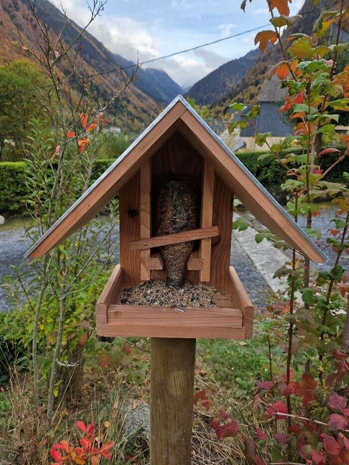 Faîtes pour Ailes, fabricant de ruches et de nichoirs